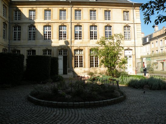  cour et façade de la bibliothèque